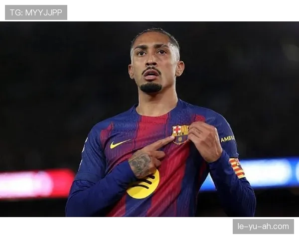 拉菲尼亚惊艳盘带秀引爆全场,球迷盛赞其为“球场魔术师” 拉菲尼亚惊艳盘带秀引爆全场,球迷盛赞其为“球场魔术师”