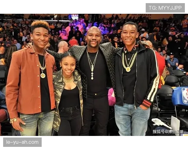 弗洛伊德·梅威瑟晒照只露手腕和一摞现金，细节像故意炫富的电影镜头